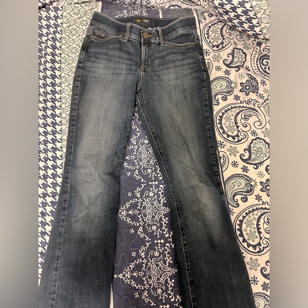 Women’s Lee bootcut jeans. Didn’t really wear to big.